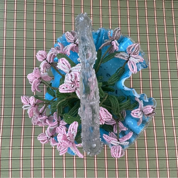 Art Glass basket with clear “drip” handle, crimped edge & beaded pink flowers. - Picture 6 of 12
